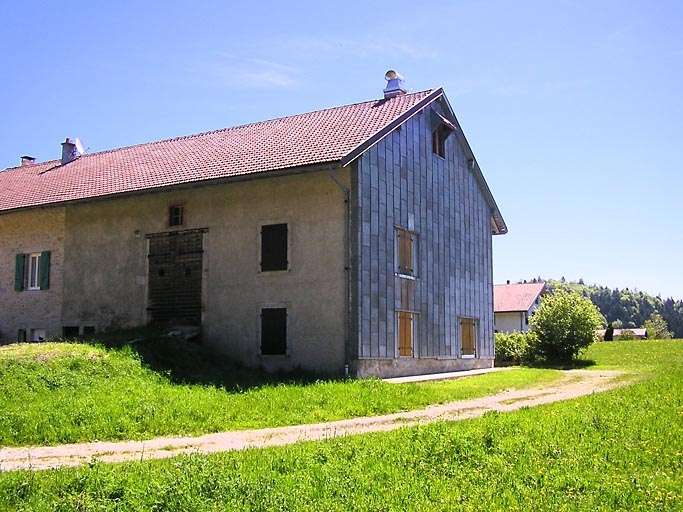 Pignon sud-ouest et façade postérieure vus de trois quarts. © Marie-Pierre Reynet / Région Bourgogne-Franche-Comté, Inventaire du patrimoine - 2008
