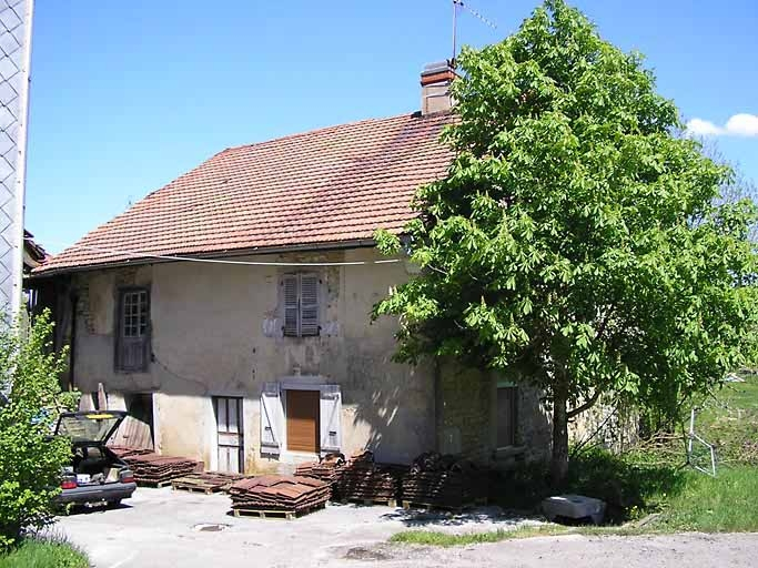 Façade postérieure vue de trois quarts. © Marie-Pierre Reynet / Région Bourgogne-Franche-Comté, Inventaire du patrimoine - 2008