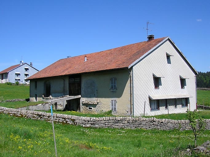 Vue de trois quarts du pignon sud-ouest et de la façade postérieure avec pont de grange. © Marie-Pierre Reynet / Région Bourgogne-Franche-Comté, Inventaire du patrimoine - 2008