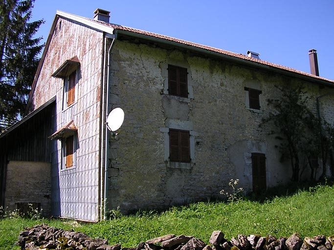 Façade postérieure et pignon sud-ouest vus de trois quarts. © Marie-Pierre Reynet / Région Bourgogne-Franche-Comté, Inventaire du patrimoine - 2008