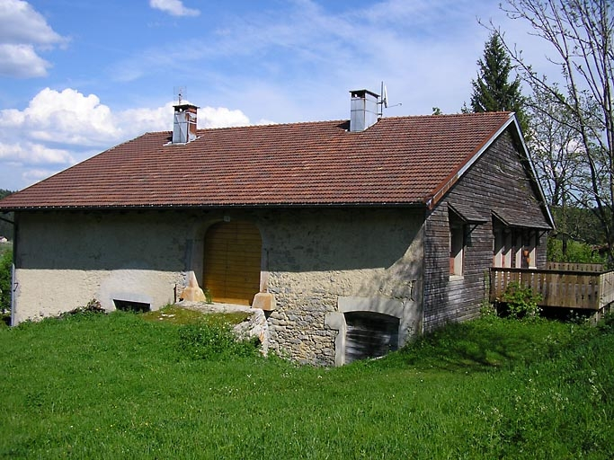 Pignon sud-ouest et façade postérieure avec pont de grange vus de trois quarts. © Marie-Pierre Reynet / Région Bourgogne-Franche-Comté, Inventaire du patrimoine - 2008