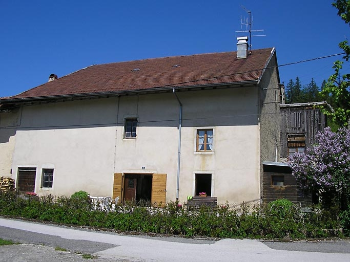 Façade antérieure et remise sur pignon nord-est vues de trois quarts. © Marie-Pierre Reynet / Région Bourgogne-Franche-Comté, Inventaire du patrimoine - 2008