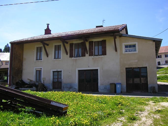 Vue latérale de la façade antérieure. © Marie-Pierre Reynet / Région Bourgogne-Franche-Comté, Inventaire du patrimoine - 2008