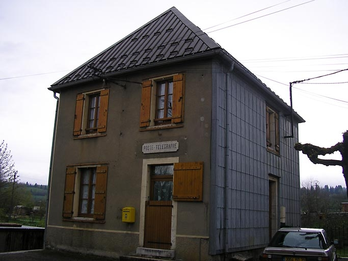 Façade antérieure et pignon sud-ouest vus de trois quarts. © Marie-Pierre Reynet / Région Bourgogne-Franche-Comté, Inventaire du patrimoine - 2008