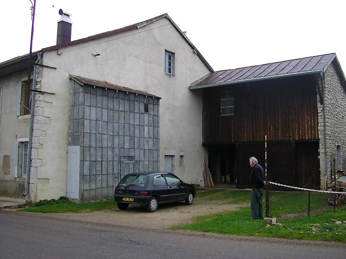 Pignon nord-est et remise vus de trois quarts. © Marie-Pierre Reynet / Région Bourgogne-Franche-Comté, Inventaire du patrimoine - 2008