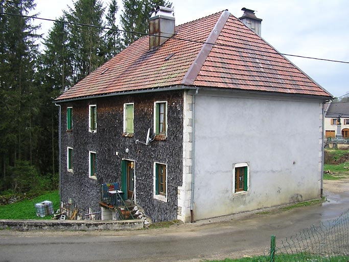 Façade postérieure sud vue de trois quarts. © Marie-Pierre Reynet / Région Bourgogne-Franche-Comté, Inventaire du patrimoine - 2008
