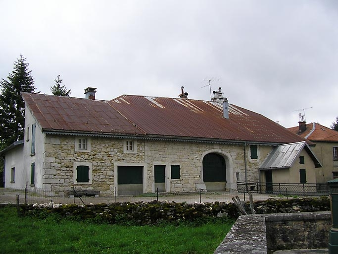 Façade postérieure et appentis vus de trois quarts. © Marie-Pierre Reynet / Région Bourgogne-Franche-Comté, Inventaire du patrimoine - 2008