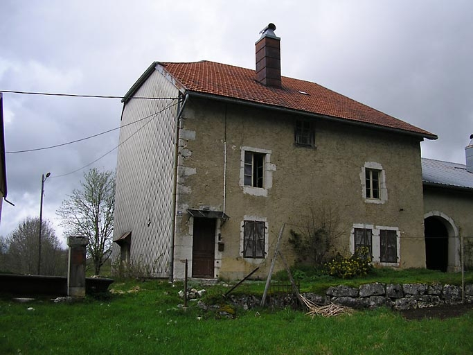 Façade postérieure et pignon sud-ouest vus de trois quarts. © Marie-Pierre Reynet / Région Bourgogne-Franche-Comté, Inventaire du patrimoine - 2008