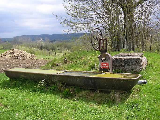 Vue générale de l'ensemble fontaine, abreuvoir et puits. © Marie-Pierre Reynet / Région Bourgogne-Franche-Comté, Inventaire du patrimoine - 2008