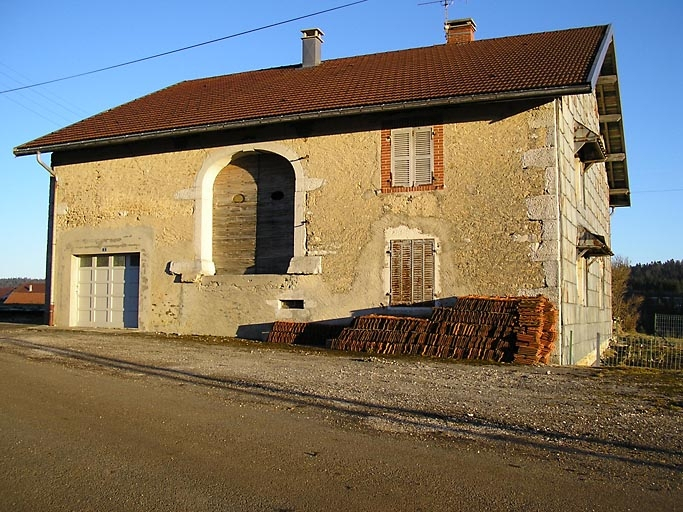 Façade postérieure et pignon sud-ouest vus de trois quarts. © Marie-Pierre Reynet / Région Bourgogne-Franche-Comté, Inventaire du patrimoine - 2008