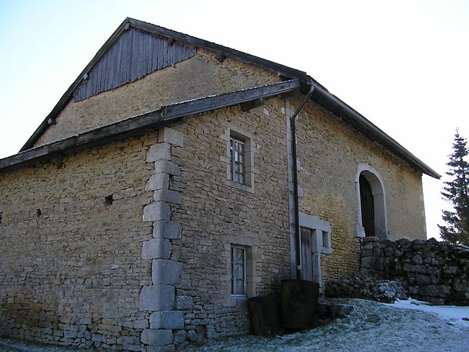Façade postérieure et pignon essenté vus de trois quarts nord-est. © Marie-Pierre Reynet / Région Bourgogne-Franche-Comté, Inventaire du patrimoine - 2008