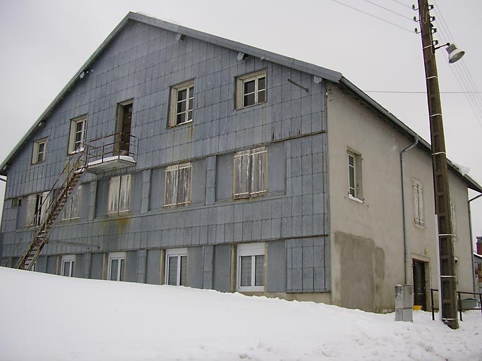 Pignon sud-ouest et façade antérieure vus de trois quarts. © Marie-Pierre Reynet / Région Bourgogne-Franche-Comté, Inventaire du patrimoine - 2008