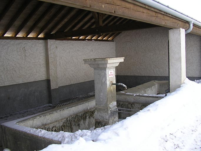 Vue de trois quarts de la fontaine et du bac. © Marie-Pierre Reynet / Région Bourgogne-Franche-Comté, Inventaire du patrimoine - 2008