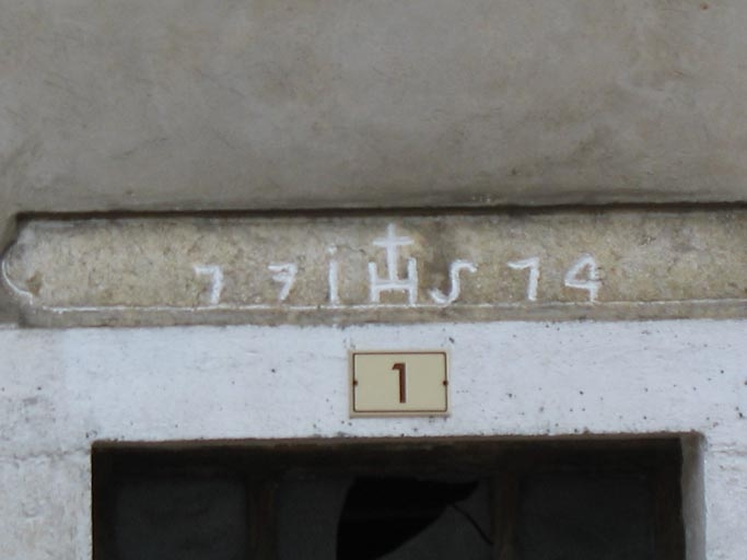 Vue du linteau de la porte et de son inscription. © Anne-Laure Madinier / Région Bourgogne-Franche-Comté, Inventaire du patrimoine - 2008