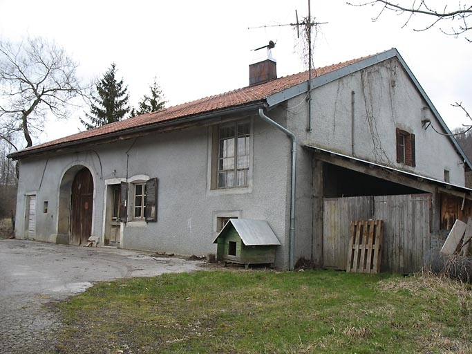 Façade antérieure vue de trois quarts. © Anne-Laure Madinier / Région Bourgogne-Franche-Comté, Inventaire du patrimoine - 2008