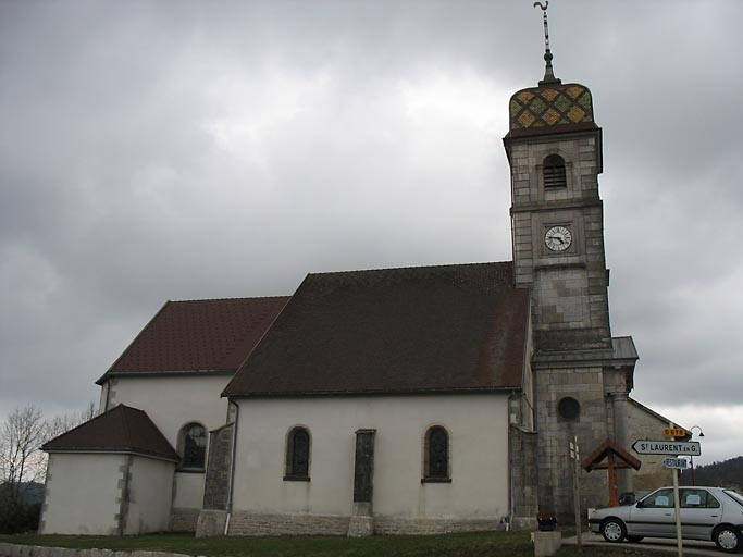 Vue générale sur la façade latérale et le clocher. © Anne-Laure Madinier / Région Bourgogne-Franche-Comté, Inventaire du patrimoine - 2008