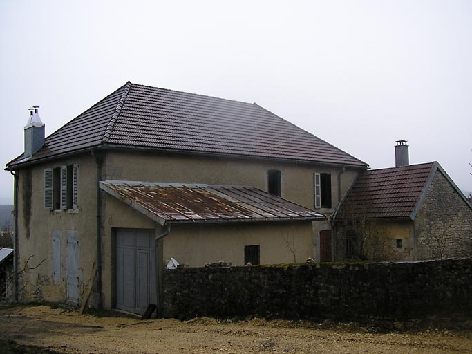 Vue de trois quarts sur façade postérieure et jardin. © Anne-Laure Madinier / Région Bourgogne-Franche-Comté, Inventaire du patrimoine - 2008