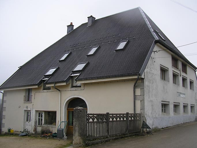Vue de trois quarts sur façades antérieure et latérale. © Anne-Laure Madinier / Région Bourgogne-Franche-Comté, Inventaire du patrimoine - 2008