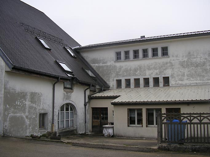 Vue de trois quarts sur cour intérieure. © Anne-Laure Madinier / Région Bourgogne-Franche-Comté, Inventaire du patrimoine - 2008