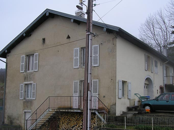 Vue de trois quarts sur façades antérieure et latérale. © Anne-Laure Madinier / Région Bourgogne-Franche-Comté, Inventaire du patrimoine - 2008