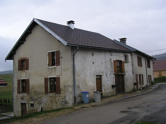 Vue de trois quarts sur façade antérieure et pignon nord-est. © Anne-Laure Madinier / Région Bourgogne-Franche-Comté, Inventaire du patrimoine - 2008