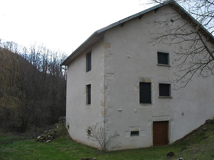Vue de trois quarts sur pignon ouest et façade postérieure. © Anne-Laure Madinier / Région Bourgogne-Franche-Comté, Inventaire du patrimoine - 2008