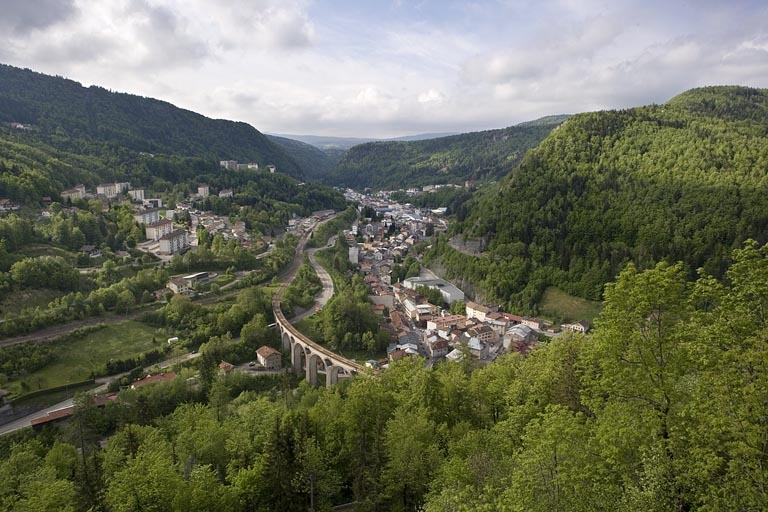 Au premier plan, le viaduc de Paul Séjourné. © Yves Sancey / Région Bourgogne-Franche-Comté, Inventaire du patrimoine - 2008