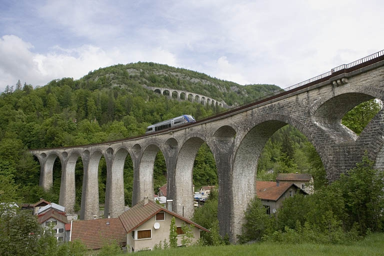 Vue d'ensemble, depuis le sud, avec un autorail X 73500. © Yves Sancey / Région Bourgogne-Franche-Comté, Inventaire du patrimoine - 2008 Vue d'ensemble, depuis le sud, avec un autorail X 73500. © Yves Sancey / Région Bourgogne-Franche-Comté, Inventaire du patrimoine - 2008