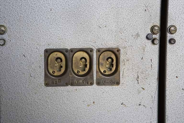 Bureau : serrures du transmetteur central. © Yves Sancey / Région Bourgogne-Franche-Comté, Inventaire du patrimoine - 2008