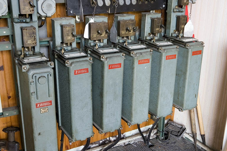 Commutateurs et leurs verrous. © Yves Sancey / Région Bourgogne-Franche-Comté, Inventaire du patrimoine - 2008