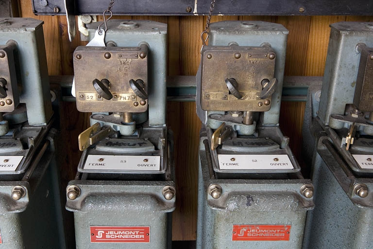 Commutateurs : manettes, verrous et clefs. © Yves Sancey / Région Bourgogne-Franche-Comté, Inventaire du patrimoine - 2008