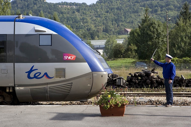 Agent de circulation avec guidon de départ. © Yves Sancey / Région Bourgogne-Franche-Comté, Inventaire du patrimoine - 2008