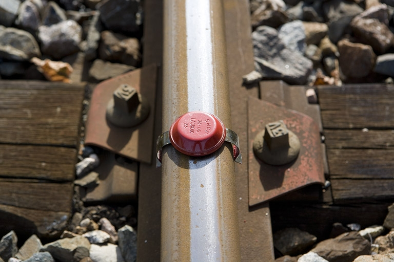 Vue rapprochée d'un pétard fixé sur un rail. © Yves Sancey / Région Bourgogne-Franche-Comté, Inventaire du patrimoine - 2008
