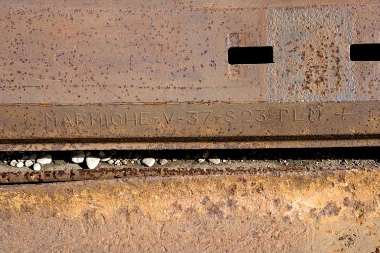 Inscription sur une traverse simple (gare de Champagnole) : Marmiche. © Yves Sancey / Région Bourgogne-Franche-Comté, Inventaire du patrimoine - 2008