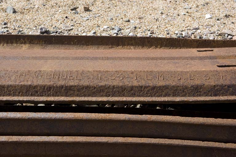 Inscription sur une traverse double (gare de Champagnole) : H. Wendel. © Yves Sancey / Région Bourgogne-Franche-Comté, Inventaire du patrimoine - 2008