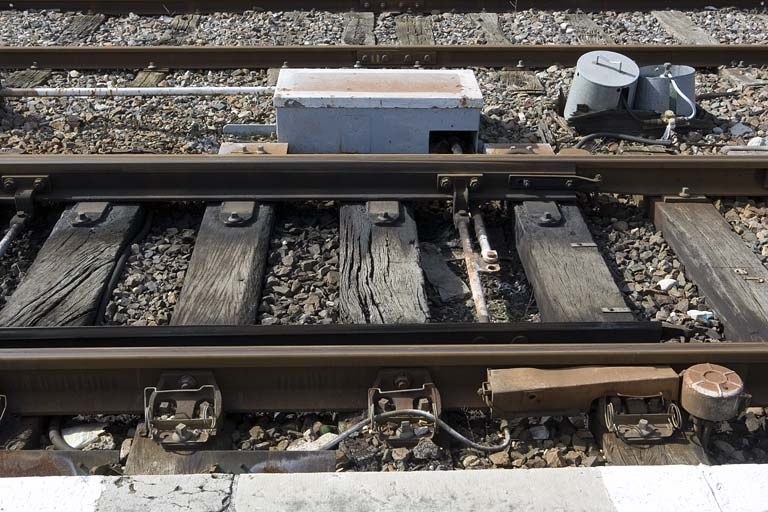 Exemple de rampe de réchauffage au gaz, sur un autre appareil (rampe partiellement démontée). Système de renvoi d'angle et bouteilles de gaz à l'arrière-plan. © Yves Sancey / Région Bourgogne-Franche-Comté, Inventaire du patrimoine - 2008