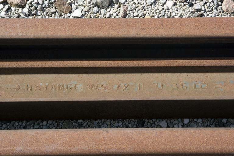 Inscription sur un rail en gare de Champagnole. © Yves Sancey / Région Bourgogne-Franche-Comté, Inventaire du patrimoine - 2008