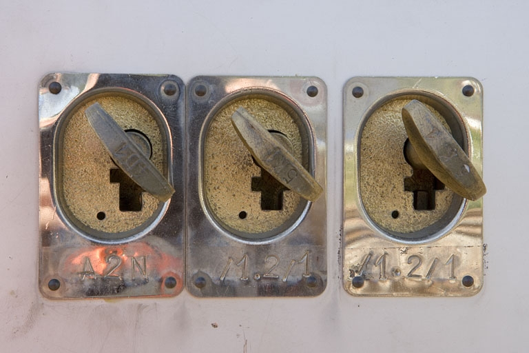 Terrain : serrures et clefs du transmetteur de gauche. © Yves Sancey / Région Bourgogne-Franche-Comté, Inventaire du patrimoine - 2008