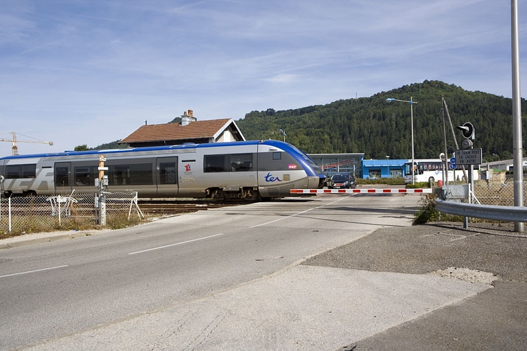 Autorail X 73500 franchissant le passage à niveau. © Yves Sancey / Région Bourgogne-Franche-Comté, Inventaire du patrimoine - 2008