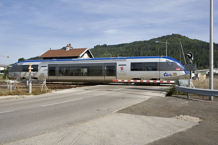 Vue d'ensemble de la barrière côté ville, baissée au passage d'un autorail X 73500. © Yves Sancey / Région Bourgogne-Franche-Comté, Inventaire du patrimoine - 2008