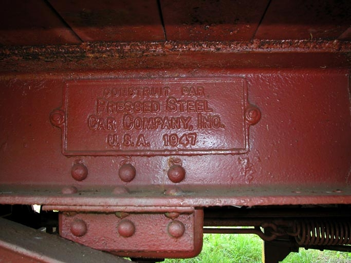 Plaque du constructeur vissée sur le châssis. © Laurent Poupard / Région Bourgogne-Franche-Comté, Inventaire du patrimoine - 2008