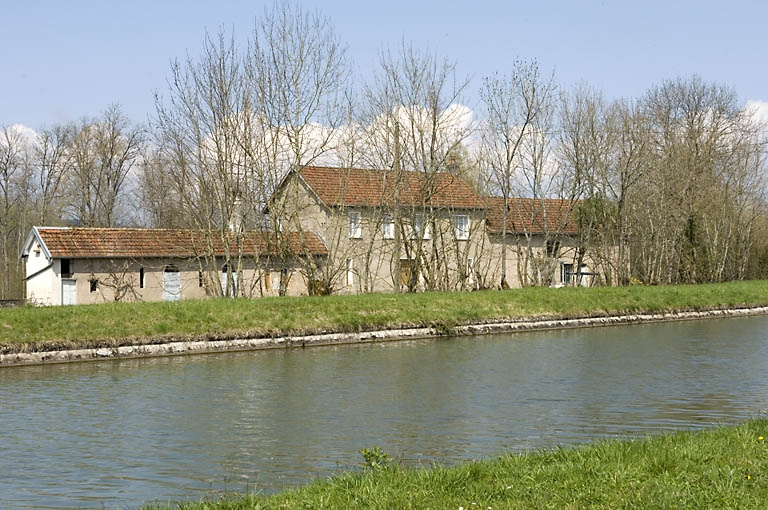 Dépendances et logement depuis l'est. © Jérôme Mongreville / Région Bourgogne-Franche-Comté, Inventaire du patrimoine - 2008 Dépendances et logement depuis l'est. © Jérôme Mongreville / Région Bourgogne-Franche-Comté, Inventaire du patrimoine - 2008