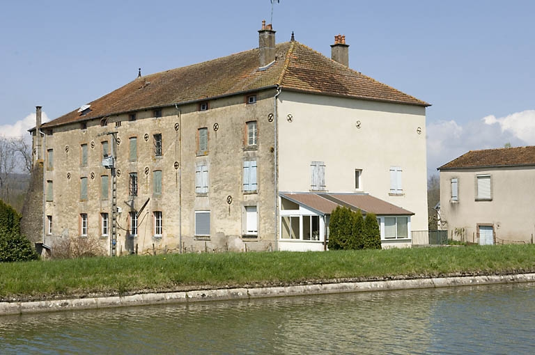 La minoterie vue de trois quarts arrière. © Jérôme Mongreville / Région Bourgogne-Franche-Comté, Inventaire du patrimoine - 2008 La minoterie vue de trois quarts arrière. © Jérôme Mongreville / Région Bourgogne-Franche-Comté, Inventaire du patrimoine - 2008
