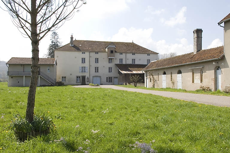 Façade antérieure et dépendances depuis l'entrée. © Jérôme Mongreville / Région Bourgogne-Franche-Comté, Inventaire du patrimoine - 2008 Façade antérieure et dépendances depuis l'entrée. © Jérôme Mongreville / Région Bourgogne-Franche-Comté, Inventaire du patrimoine - 2008