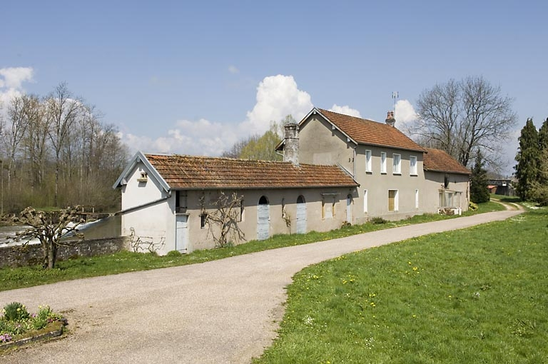Logement et dépendances depuis le sud. © Jérôme Mongreville / Région Bourgogne-Franche-Comté, Inventaire du patrimoine - 2008 Logement et dépendances depuis le sud. © Jérôme Mongreville / Région Bourgogne-Franche-Comté, Inventaire du patrimoine - 2008
