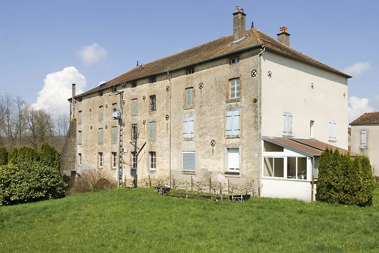 Façade postérieure vue de trois quarts arrière. © Jérôme Mongreville / Région Bourgogne-Franche-Comté, Inventaire du patrimoine - 2008 Façade postérieure vue de trois quarts arrière. © Jérôme Mongreville / Région Bourgogne-Franche-Comté, Inventaire du patrimoine - 2008