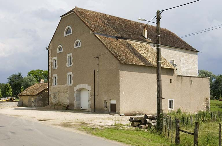 Le moulin vu de trois quarts arrière. © Jérôme Mongreville / Région Bourgogne-Franche-Comté, Inventaire du patrimoine - 2008 Le moulin vu de trois quarts arrière. © Jérôme Mongreville / Région Bourgogne-Franche-Comté, Inventaire du patrimoine - 2008
