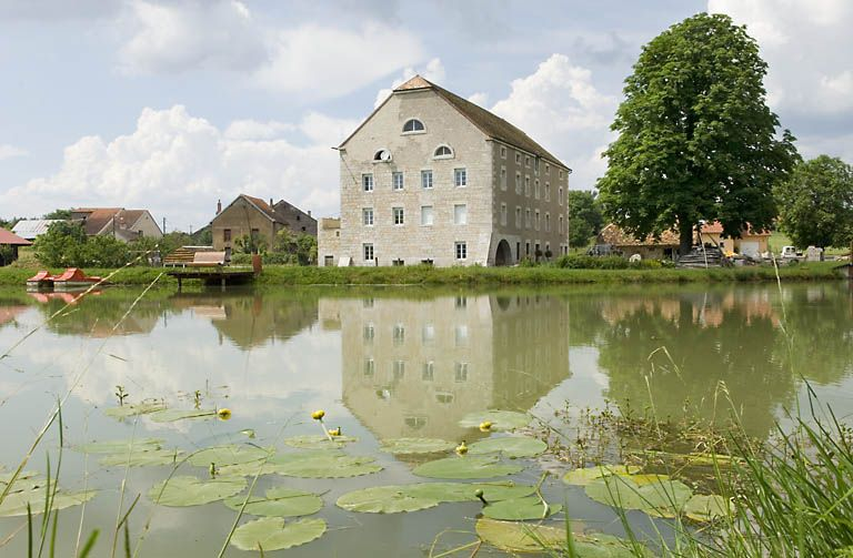 Vue d'ensemble depuis le sud-est. © Jérôme Mongreville / Région Bourgogne-Franche-Comté, Inventaire du patrimoine - 2008 Vue d'ensemble depuis le sud-est. © Jérôme Mongreville / Région Bourgogne-Franche-Comté, Inventaire du patrimoine - 2008