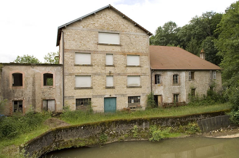 Façade de l'atelier de fabrication et du bâtiment d'eau depuis l'amont. © Jérôme Mongreville / Région Bourgogne-Franche-Comté, Inventaire du patrimoine - 2008