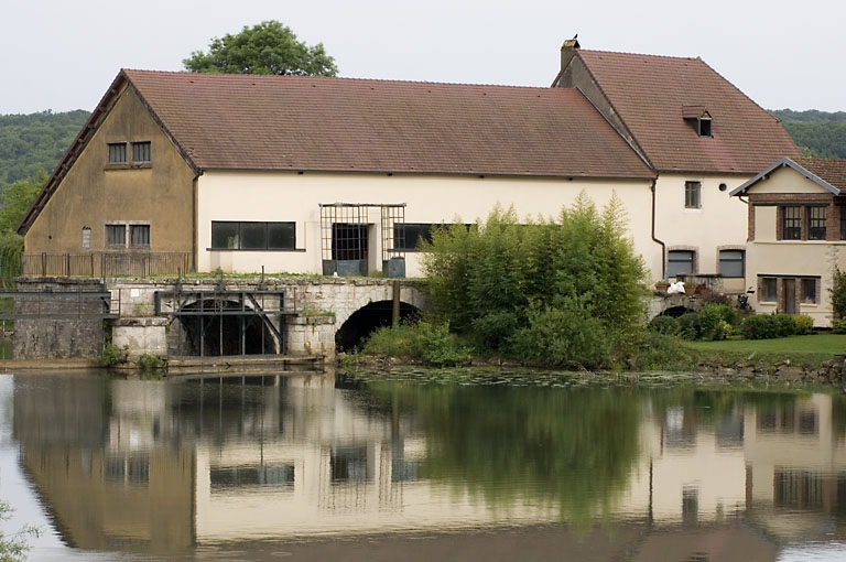 Façade est, vue de trois quarts. © Jérôme Mongreville / Région Bourgogne-Franche-Comté, Inventaire du patrimoine - 2008